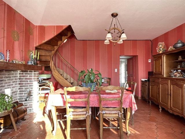 Entre VIMOUTIERS et TRUN, jolie maison de pays construite en briques colombages avec une extension plus récent