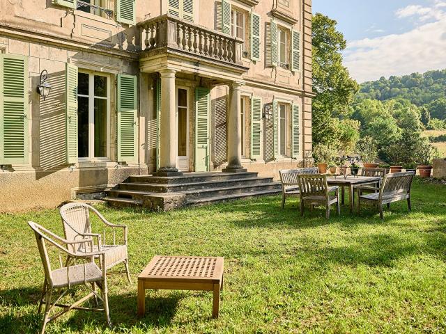 Entre ville et parc, une maison de maître en surplomb 505m² Montmorot