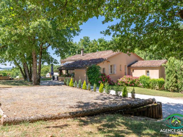 Entre Villefranche du Périgord et Fumel, tout là haut dans la colline, très belle maison contemporaine 220 m2