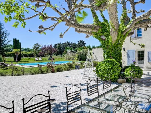 À 30 Minutes D’Aix En Provence – Propriété Du Xviiiᵉ Siècle. 427m² Mallemort