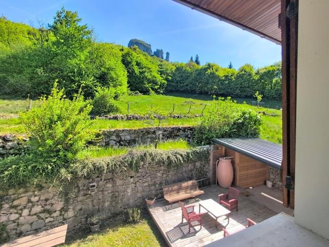 Entre Annecy et Aix les Bains, maison familiale avec jardin, dépendances et beau potentiel