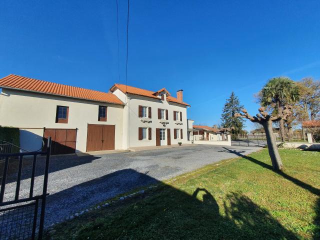 Entre ARZACQ et SAMADET, Ancien Corps de ferme avec dépendances