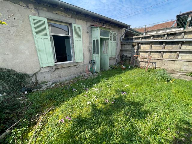 Entre Bar le Duc et Ligny en Barrois: Maison de village habitable à rafraîchir