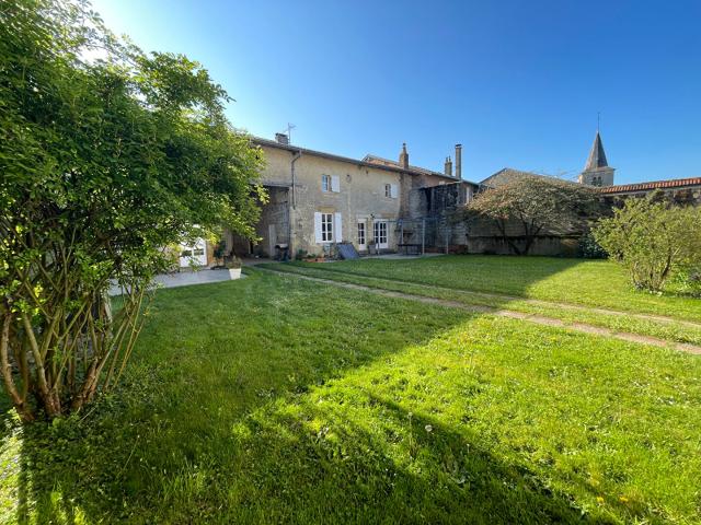 Entre Bar le Duc et Revigny: Ancienne ferme rénovée