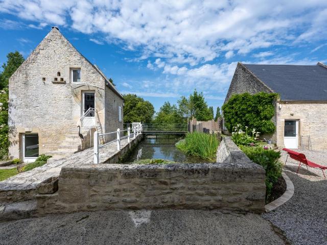 Entre Bayeux et les plages du Débarquement, un ancien moulin du XVIIIe siècle restauré de façon contemporaine