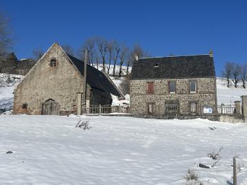 Entre Besse Et Super Besse Propriete En Pierre Avec Grange. 100m² Besse et Saint Anastaise