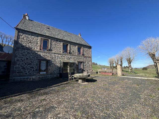 Entre Besse Et Super Besse Propriete En Pierre Avec Grange. 100m² Besse et Saint Anastaise