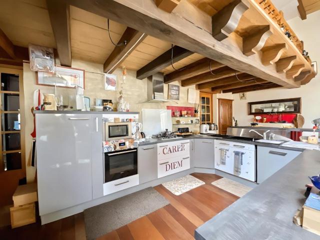 ENTRE COGNAC ET JARNAC: maison esprit loft avec jardin et garage