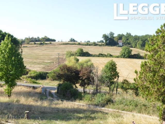 Entre de TONNEINS et de CASTELMORON SUR LOT, Maison à rafraîchir avec vue imprenable sur les coteaux