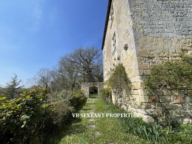 Entre Deux Mers, À 15mn de Saint Émilion et 50 mn de Bordeaux, coup de coeur pour ce domaine de 13 hectares, rare et empreint d’histoire avec maison d'habitation et dépendances