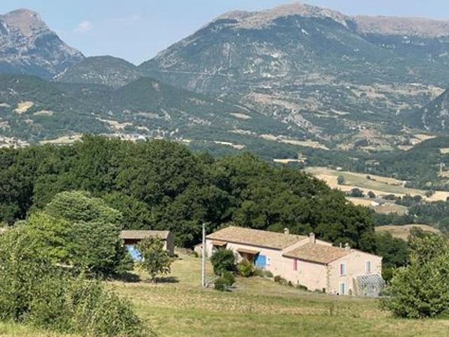 Entre Dieulefit et Bourdeaux Ancienne ferme rénovée sur 13 hectares avec vue panoramique sur les 3 Becs