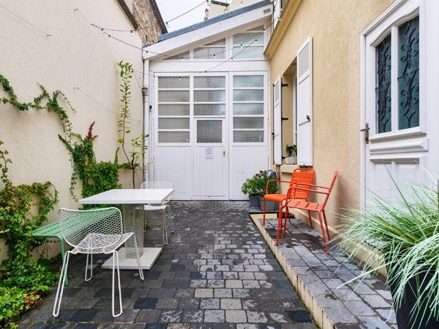 Entre Guy Môquet et Porte de Saint Ouen, ce bien rare et con. 260m² Paris 18Ème