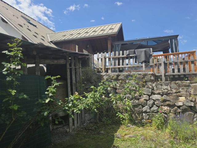 Entre lac et montagne idéalement situé, grand corps de ferme. 378m² Saint Sauveur
