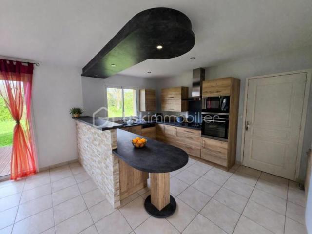 Entre Laval Mayenne et Evron, pavillon 4 chambres et bureau