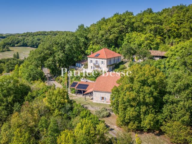 Entre Lot et Tarn et Garonne, dans un paysage vallonné, un e. 323m² Tréjouls