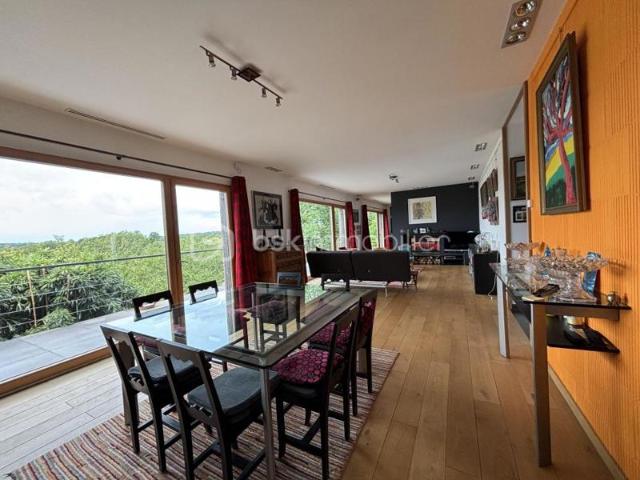 Entre Lunéville et Baccarat, récente et simplissime villa belvédère