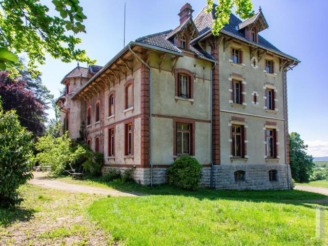 Une villa aux décors Art Nouveau dans un environnement isolé. 865m² Tournus