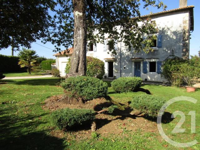 Entre Melle et Chef Boutonne, une maison de caractère à rafr. 192m² Sompt