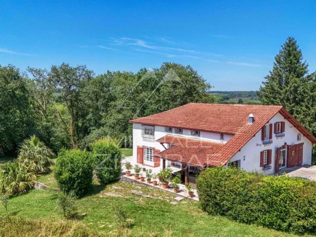 Entre mer et montagnes, ancienne ferme en lisière de forêt /. 221m² Bayonne