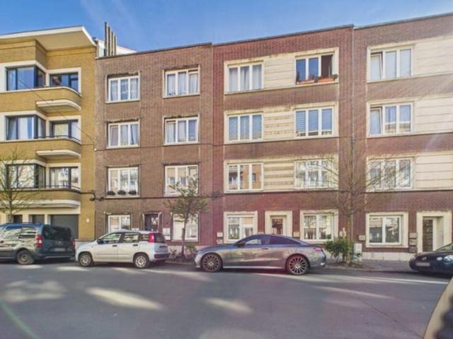 ENTRE MOLIERE ET ALSEMBERG RDCH 1CH + BUR ± 55M²