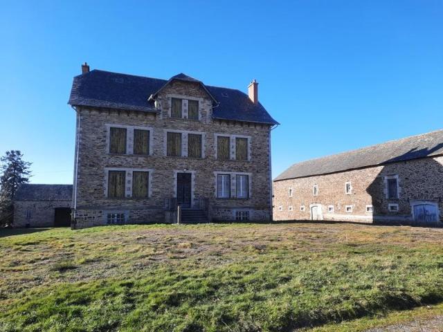 Entre Naucelle et Baraqueville en Aveyron 12 240m² Quins