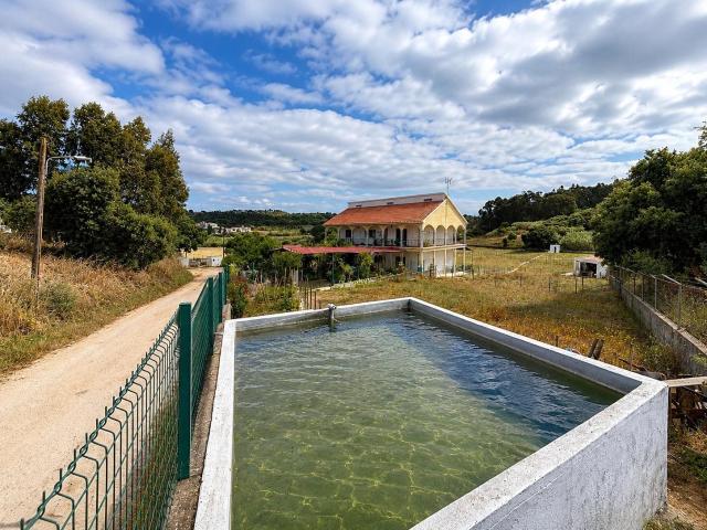 Entre o campo e a comodidade do dia a dia, encontra se esta. 0m² Azambuja