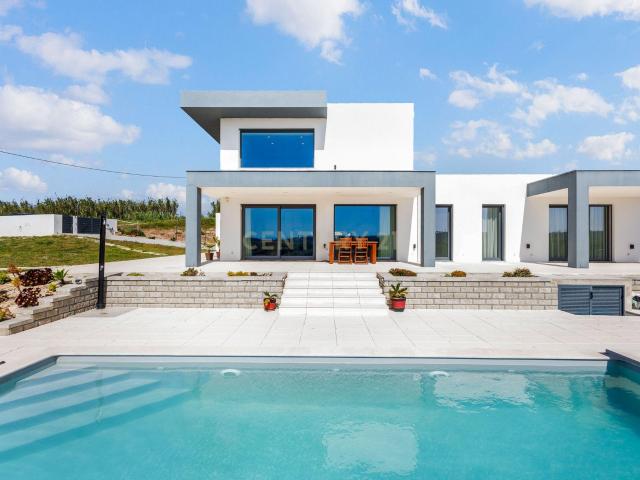 Entre o Campo e o Mar: Moradia T3 Contemporânea com Piscina e 11.000 m² | Ribamar – Lourinhã
