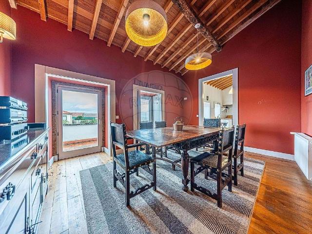 Entre o encanto da arquitetura tradicional portuguesa e a elegância do conforto contemporâneo, esta extraordinária propriedade em pedra ergue se no coração de uma vila pitoresca, com uma vista absolutamente deslumbrante sobre o vale do rio Mondego. Um refúgio raro que combina autenticidade, sofisticação e sustentabilidade num só espaço