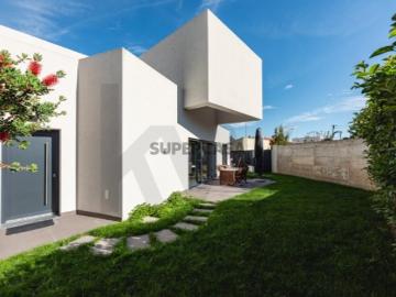 Entre Oeiras e Cascais, uma casa que eleva o conceito de viver bem