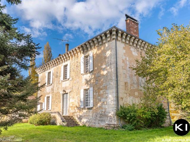 Entre Périgueux et Bergerac, dans un village avec toutes com. 248m² Vergt