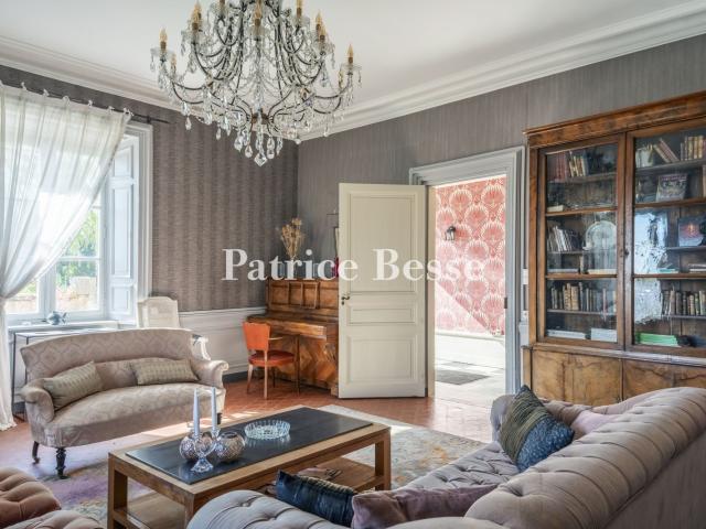 Entre plaine et monts du Forez, une maison de maître et son. 520m² Marcilly Le Châtel
