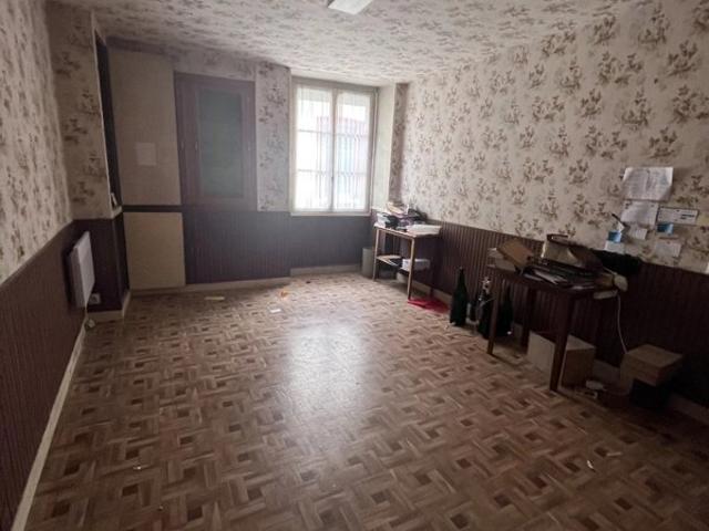 Entre REIMS et EPERNAY, important ensemble immobilier à rénover