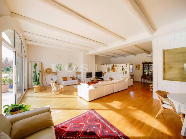 Entre Saint Rémy de Provence et l'Isle sur la Sorgue, propri. 630m² Cabannes