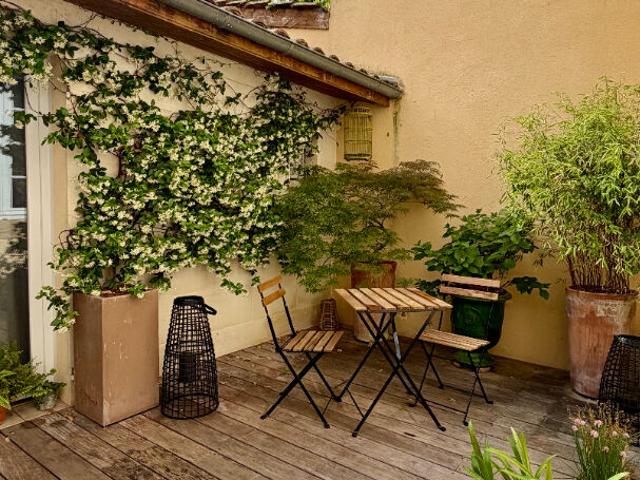 ENTRE SAINT SEURIN ET FONDAUDEGE, UNE MAISON FAMILIALE DE CHARME AVEC DEPENDANCE
