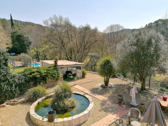 Entrecasteaux Maison de caractère 10 pièce s Gîtes Terrai. 272m² Entrecasteaux