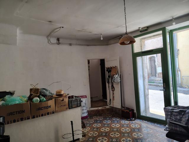 Entrecasteaux Coeur du village: immeuble avec local commerc. 120m² Entrecasteaux