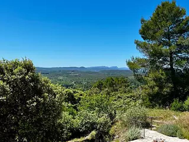 Entrecasteaux 83570 Achat / Vente maison 5 pièces t5 au dernier étage