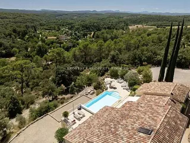 Entrecasteaux 83570 Achat / Vente maison 8 pièces t8 piscine