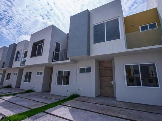 ENTREGA INMEDIATA! coto con alberca en ALBAZUR, por Fracc. Pontevedra. Casas en coto en venta