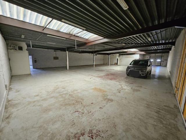 Entrepôt 500m² Evere, avec bureau