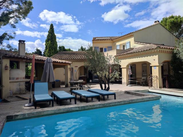 Entreprise clé en main de location de vacances en Provence –. 300m² Avignon