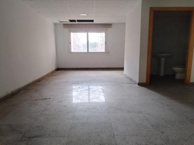 ENTRESUELO PARA OFICINAS JUNTO CENTRO COMERCIAL VEGA PLAZA