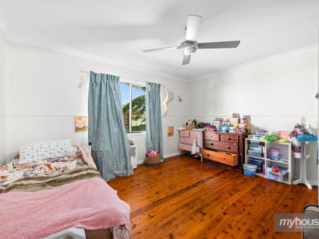 Entry Level First Home or Investment Property Walk to Shops!