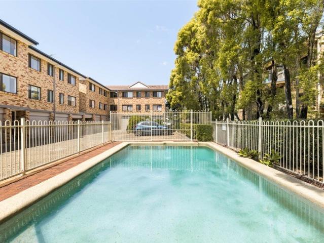 ENTRY LEVEL | SPACIOUS | LIGHT FILLED LIVING | OPPORTUNITY TO ADD VALUE | KEDRON BROOK AT YOUR DOORSTEP