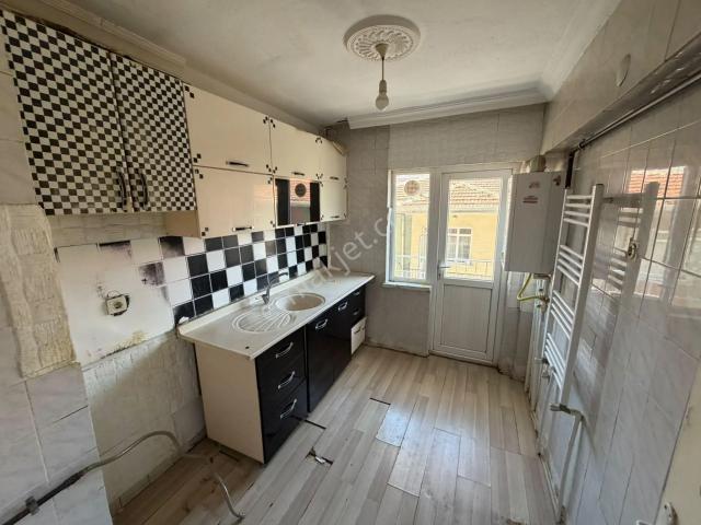 Es as'tan Mareşal Mh'de Merkezi Konumda Ara Katta Ferah M2li 3+1 Kiralık Daire