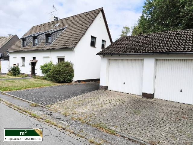Es gibt viel zu tun, packen Sie es an! Zweifamilienhaus mit 3 Garagen und 4 Stellplätzen im Angebot
