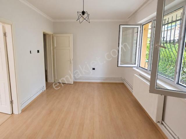 Esat Tınaztepe Sokakta Kiralık 2+1