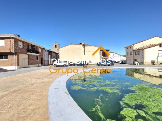 ESCAPATE A ESTA AMPLIA CASA IDEAL PARA LOS FINES DE SEMANA AL LADO DE LA PLAZA Y EN PLENO CAMINO DE SANTIAGO
