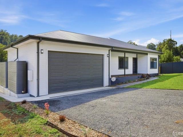 Escape to Marysville Your Near New Dream Home Awaits!