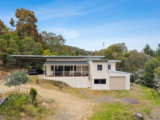 Escape to Serenity: Charming Lake Eildon Retreat on a Generous Acreage